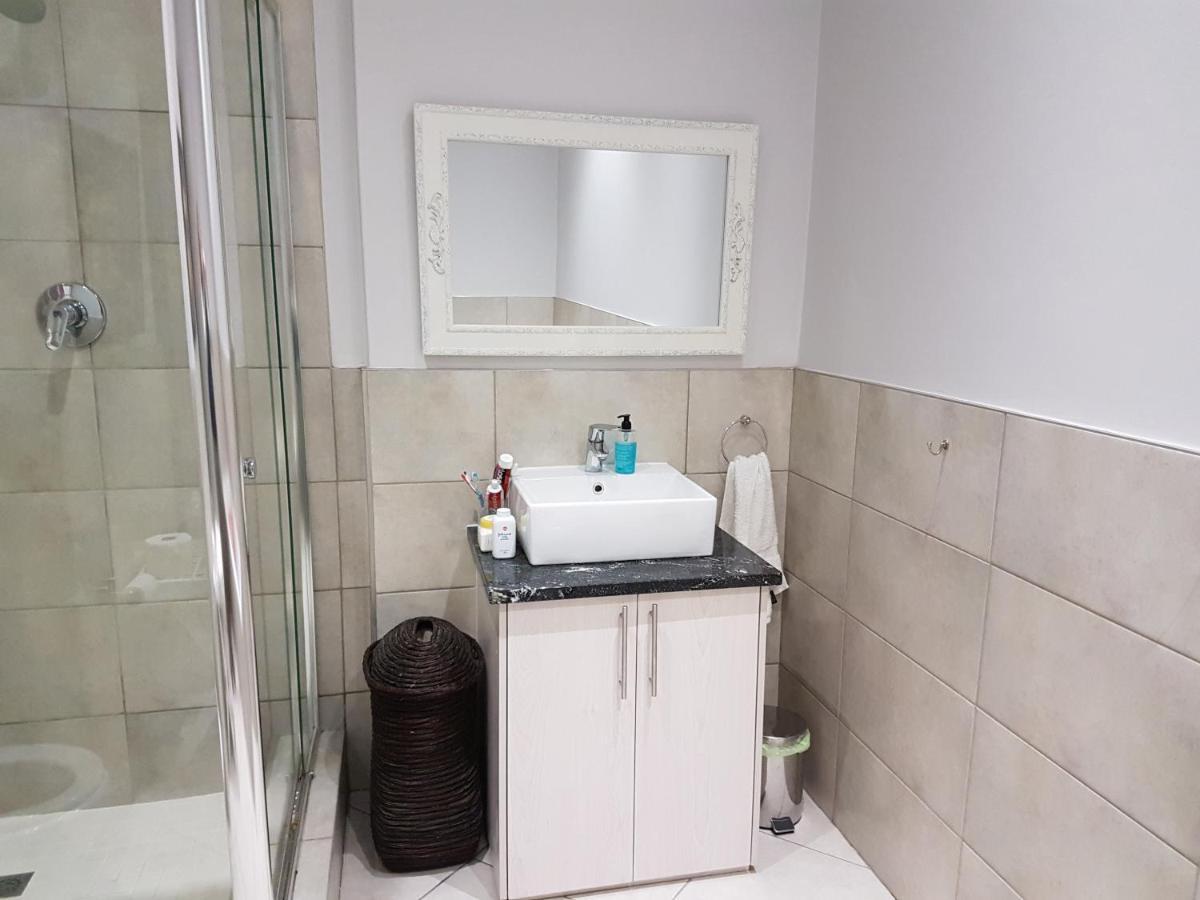 Modern, Centrally Located Dorp Street Apartment Stellenbosch Ngoại thất bức ảnh